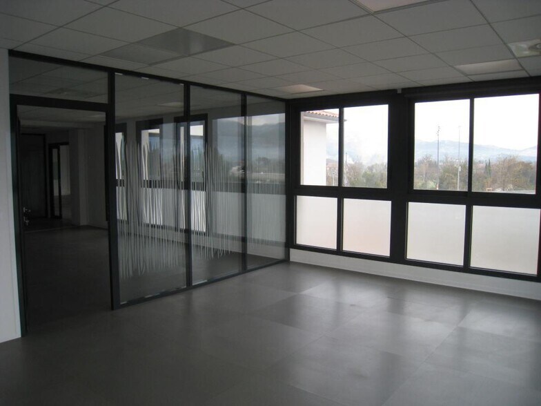Bureau dans Aubagne à louer - Photo de l’immeuble – Image 3 sur 6