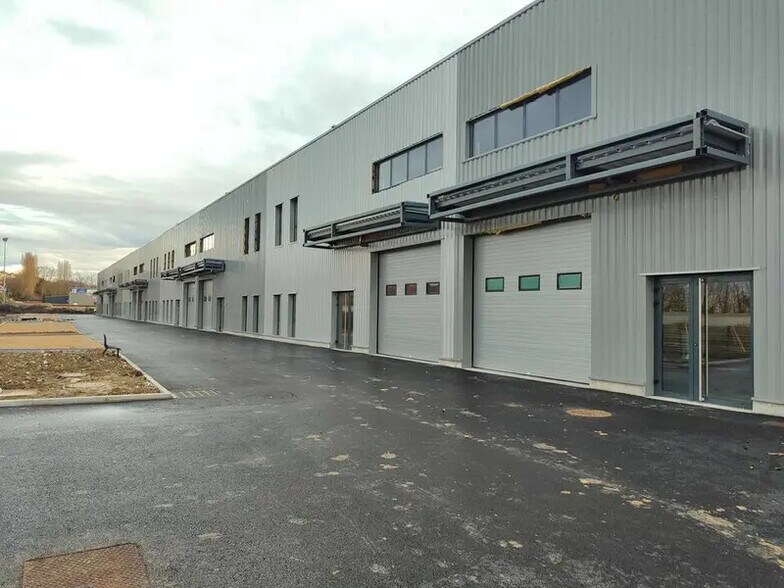 Local d’activités dans Bourgoin-Jallieu à louer - Photo de l’immeuble – Image 2 sur 9