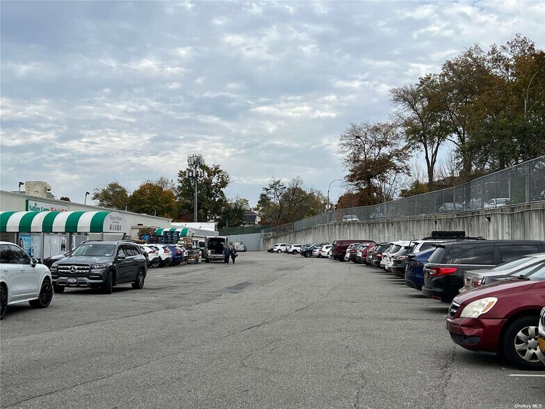 24946 Horace Harding Expy, Douglaston, NY à vendre - Photo de l’immeuble – Image 3 sur 9