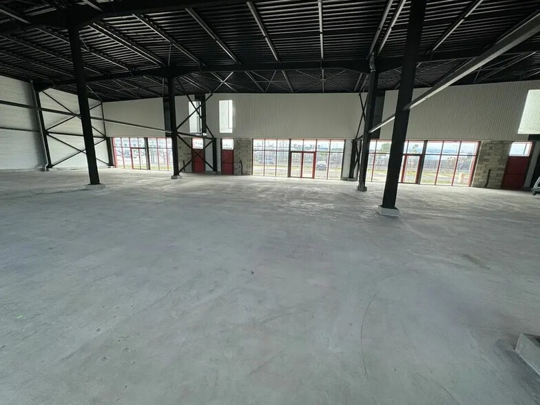 Local d’activités dans Valence à louer - Photo de l’immeuble – Image 3 sur 7