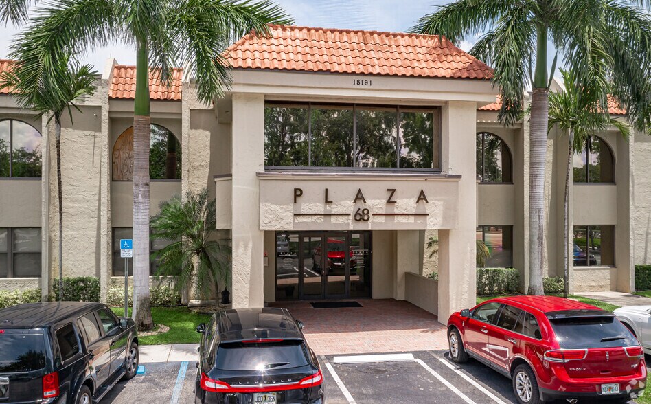 18191 NW 68th Ave, Miami Lakes, FL à louer - Photo de l’immeuble – Image 2 sur 13