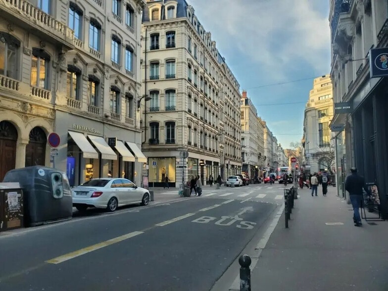 Local commercial dans Lyon à louer - Photo de l’immeuble – Image 2 sur 2