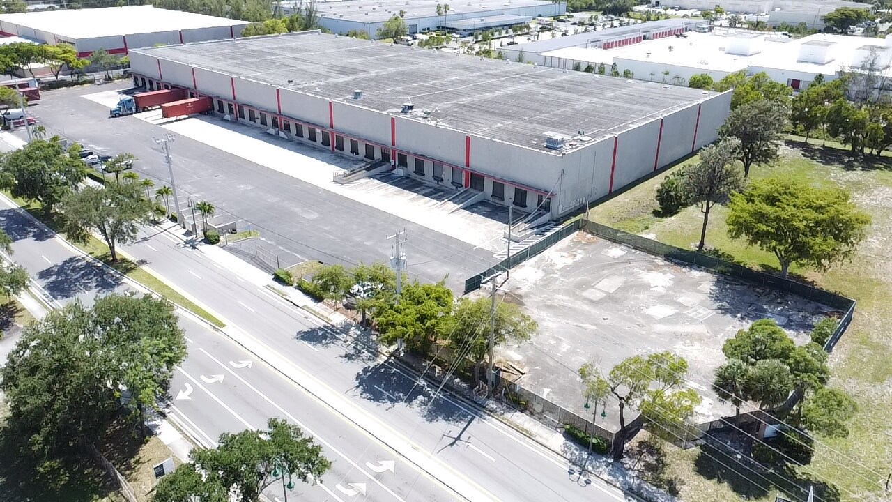 2001 Australian Ave, Riviera Beach, FL à louer Photo de l’immeuble– Image 1 sur 6