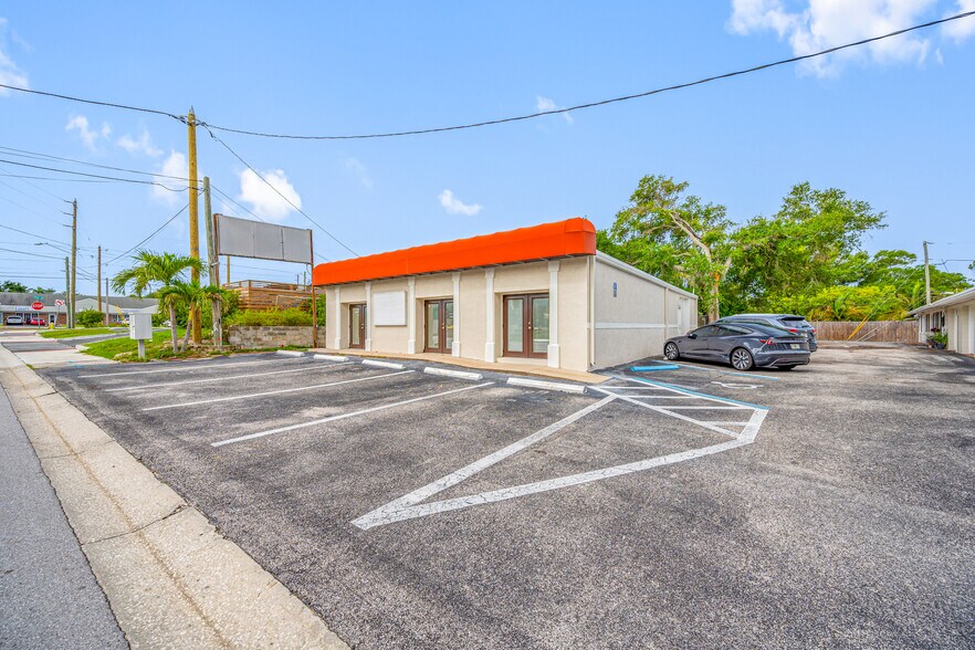1230 Lady Marion Ln, Dunedin, FL à louer - Photo de l’immeuble – Image 1 sur 13