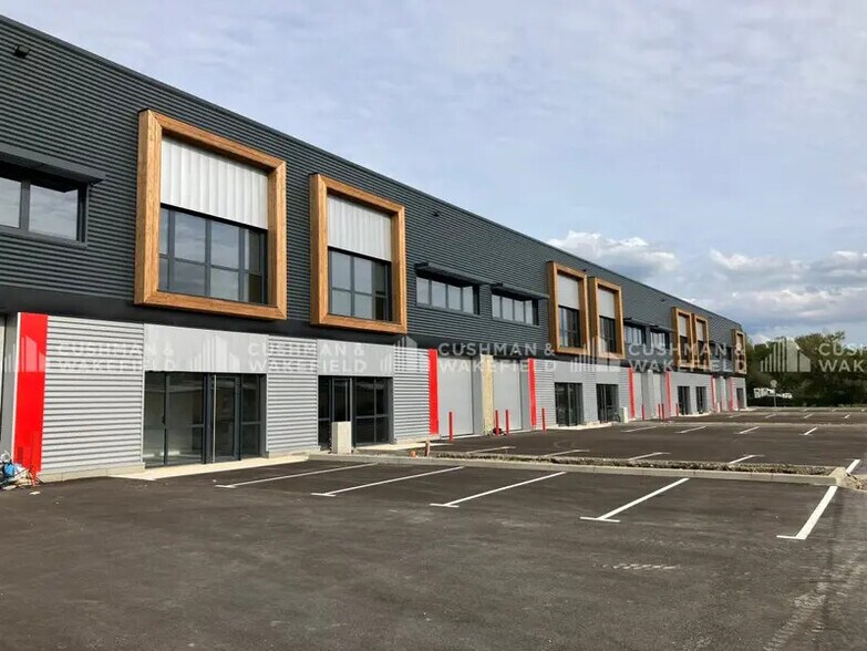 Local d’activités dans Manosque à louer - Photo de l’immeuble – Image 3 sur 7