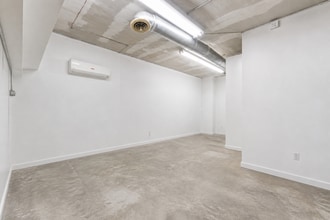 4156 Boul Sainte-Rose, Laval, QC à louer Photo intérieure– Image 2 sur 14