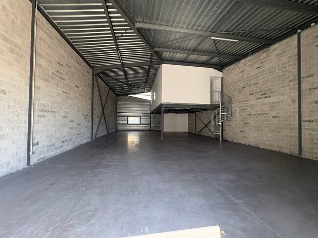 Plus de détails pour 2 rue de bussaguet, Le Taillan-Médoc - Local d'activités à louer