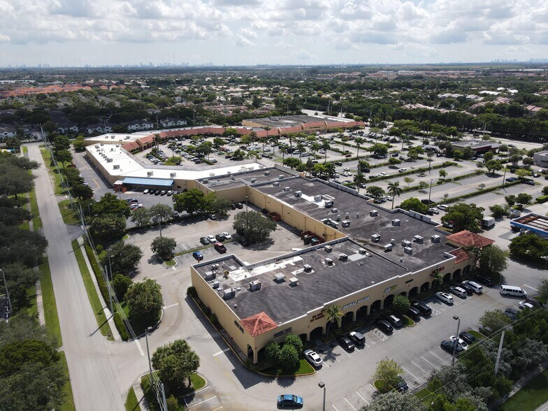 12315-12389 Pembroke Rd, Pembroke Pines, FL à louer - Photo de l’immeuble – Image 3 sur 16