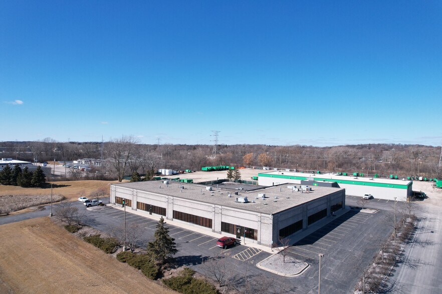 16500-16540 W Rogers Dr, New Berlin, WI à vendre - Photo principale – Image 1 sur 8