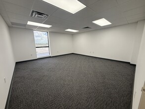 7506-7560 NW 70th St, Miami, FL à louer Photo intérieure– Image 1 sur 19