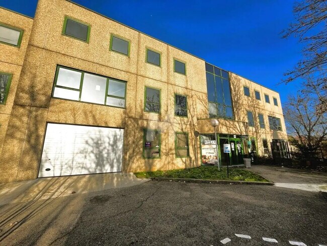 Plus de détails pour Local d'activités à louer