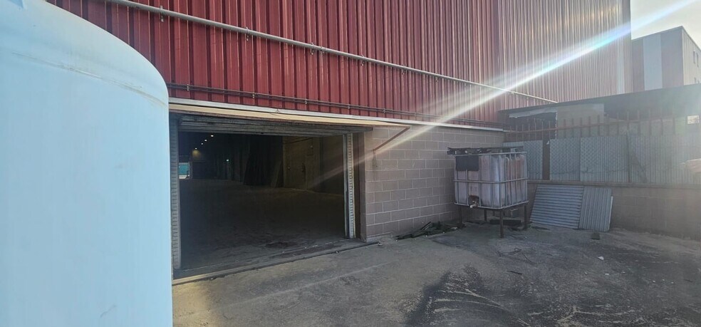 Industriel/Logistique dans Sant Feliu de Llobregat, Barcelona à vendre - Photo de l’immeuble – Image 2 sur 13