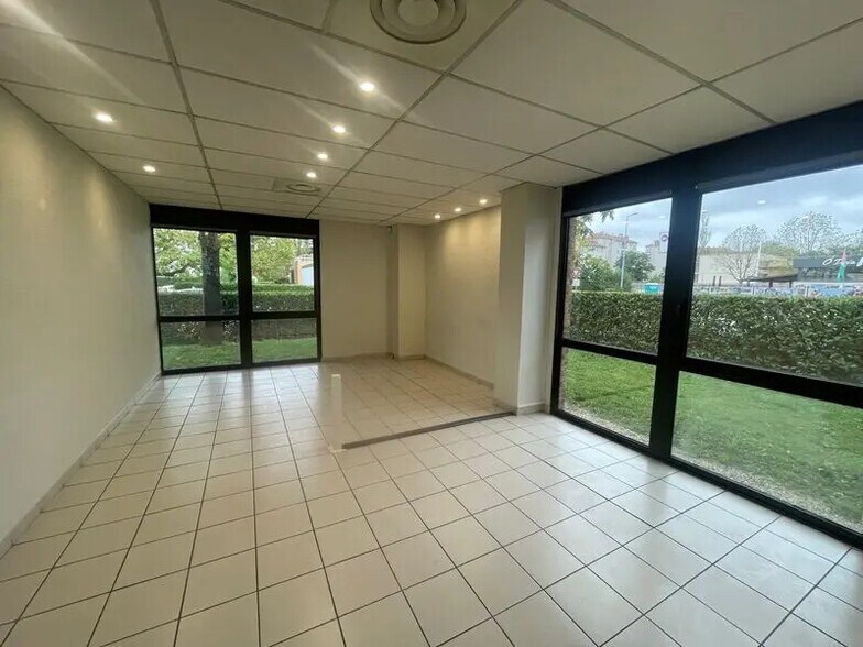Bureau dans Vénissieux à louer - Photo de l’immeuble – Image 2 sur 8