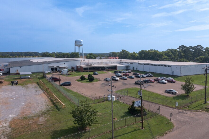 555 Matthews Dr, Canton, MS à vendre - Photo de l’immeuble – Image 3 sur 7