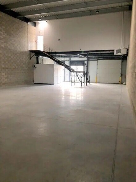 Local d’activités dans Élancourt à louer - Photo de l’immeuble – Image 2 sur 6
