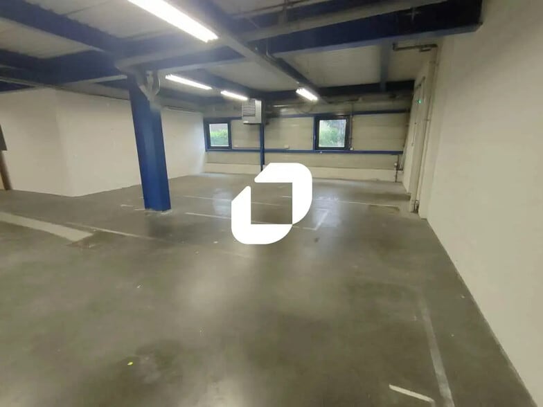 Local d’activités dans Domont à louer - Photo de l’immeuble – Image 3 sur 9