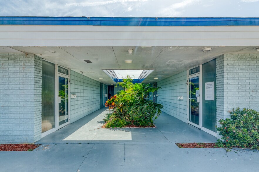 1385 Cypress Ave, Melbourne, FL à vendre - Photo principale – Image 1 sur 1