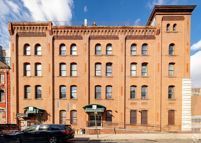 390 Berry St, Brooklyn, NY à louer - Photo de l’immeuble – Image 3 sur 10