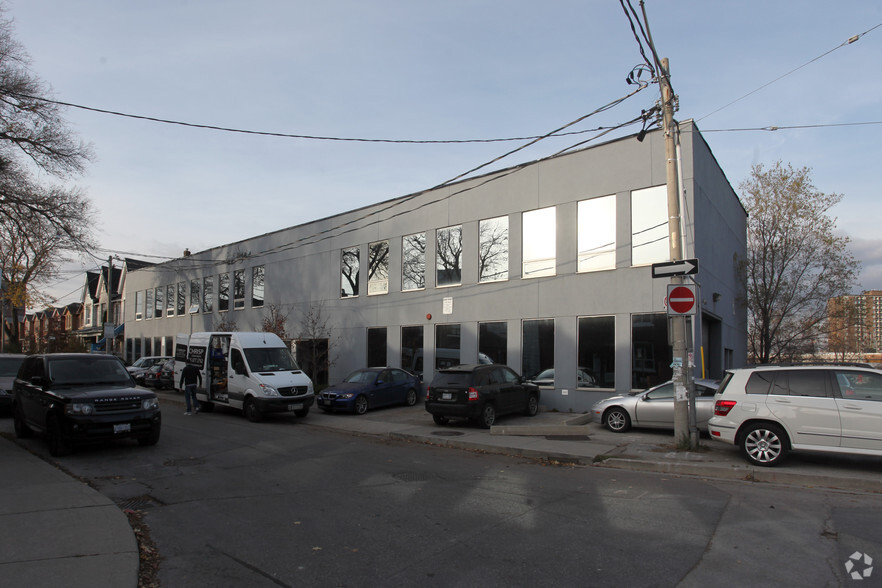 18 Hook Ave, Toronto, ON à louer - Photo de l’immeuble – Image 1 sur 4