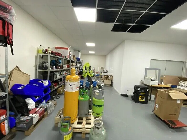 Local d’activités dans Montigny-le-Bretonneux à louer - Photo de l’immeuble – Image 2 sur 5