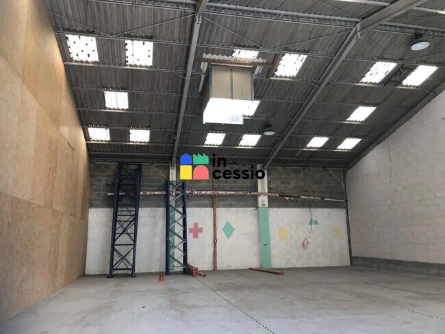 Plus de détails pour Local d'activités à louer