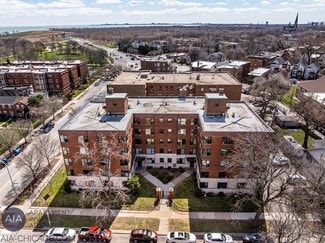 Plus de détails pour 7846 S South Shore Dr, Chicago, IL - Logement à vendre
