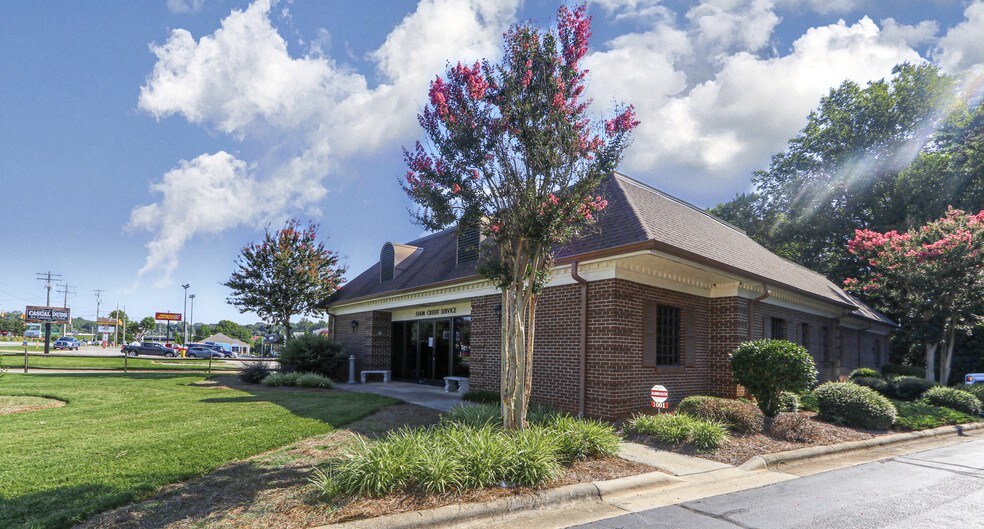 1001 S State St, Yadkinville, NC à vendre - Photo principale – Image 2 sur 62