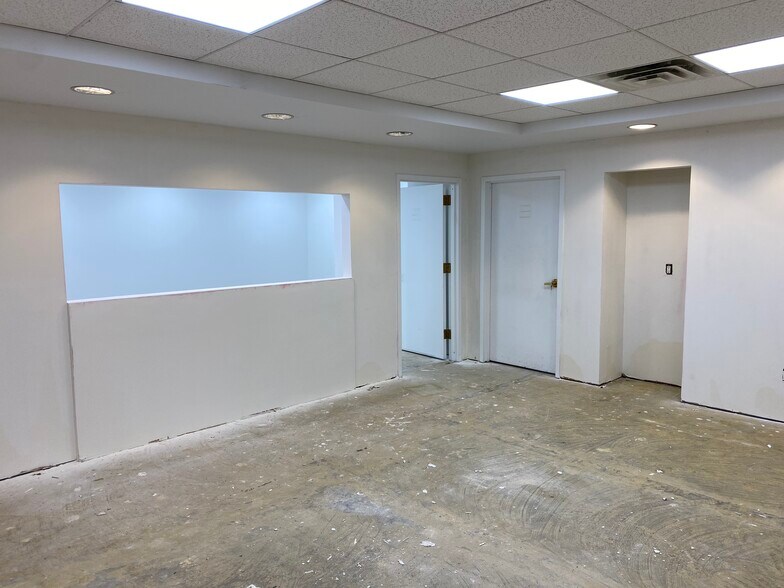 371 Merrick Rd, Rockville Centre, NY à louer - Photo intérieure – Image 3 sur 11