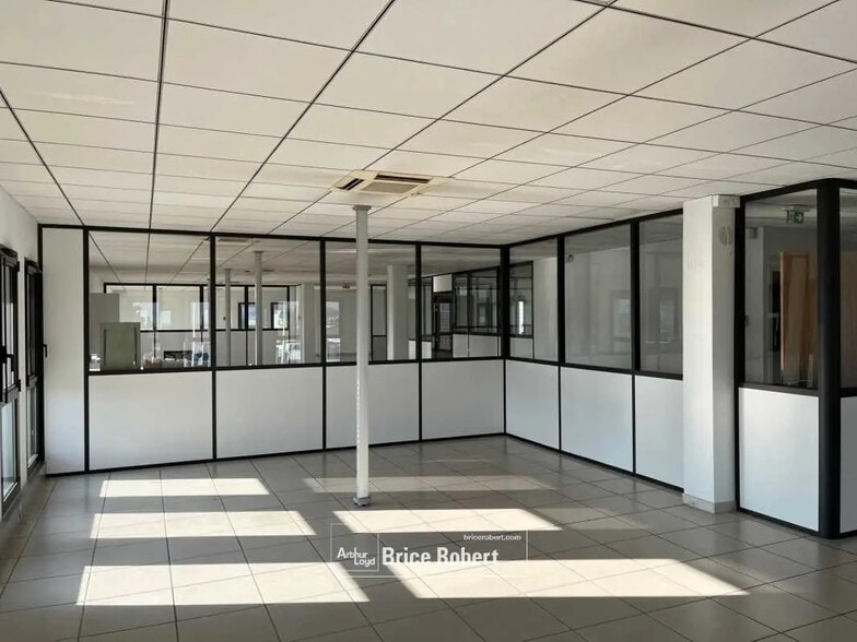 Local d’activités dans Saint-Priest à louer - Photo intérieure – Image 2 sur 8