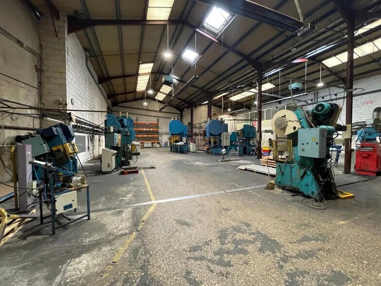 Local d'activités dans Vaujours à vendre - Photo de l’immeuble – Image 2 sur 13