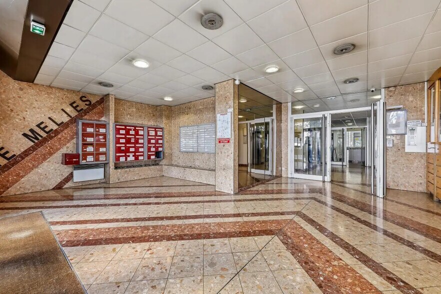 Bureau dans Montreuil à louer - Hall d’entrée – Image 3 sur 17