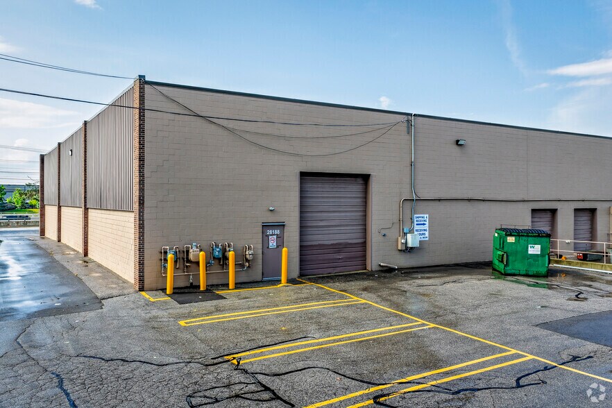 28188 Schoolcraft Rd, Livonia, MI à louer - Photo de l’immeuble – Image 3 sur 5
