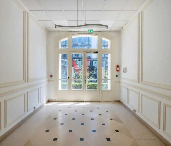 Bureau dans Clichy à louer - Hall d’entrée – Image 2 sur 8