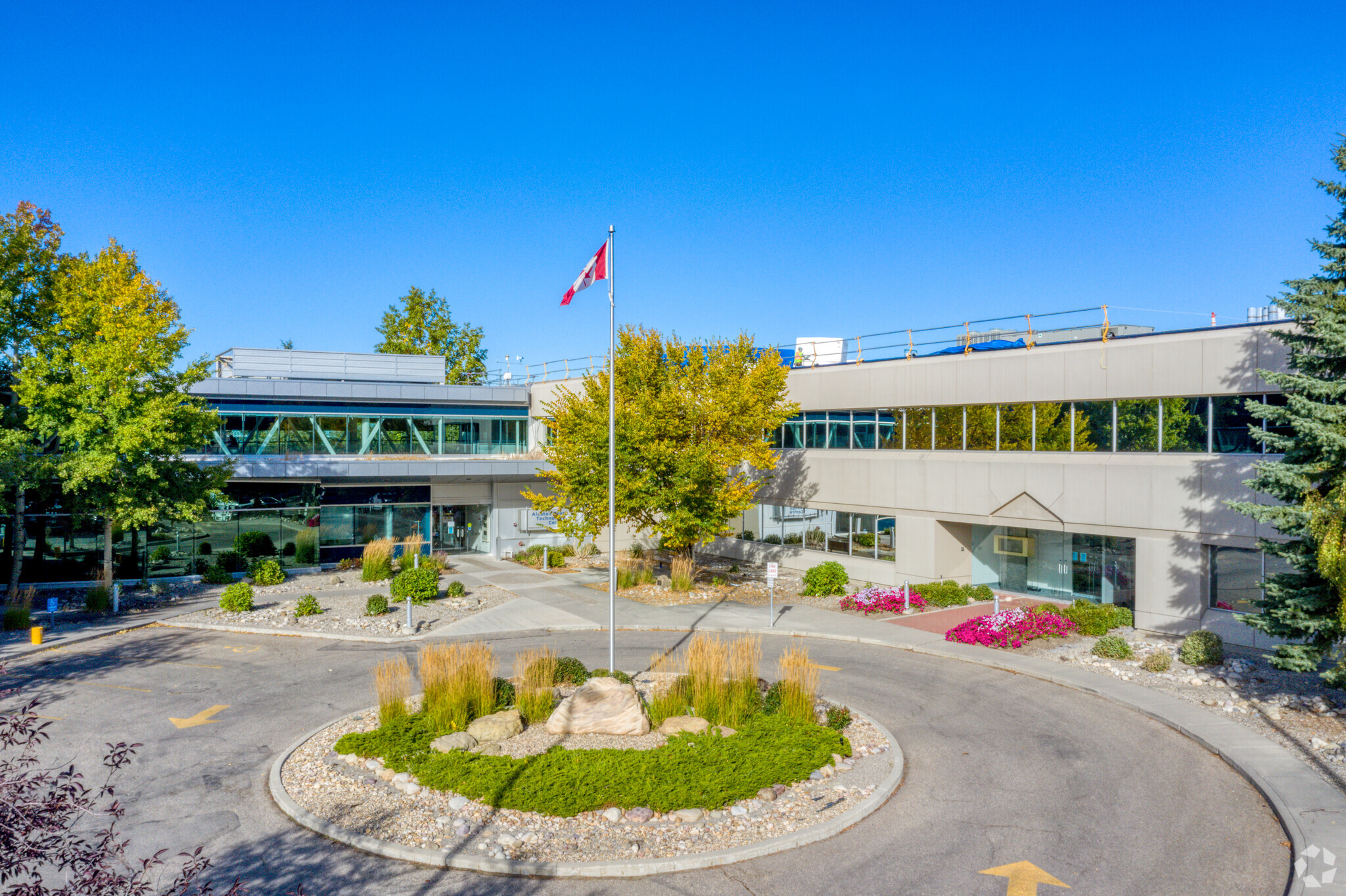 3553 31st St NW, Calgary, AB à louer Photo principale– Image 1 sur 6