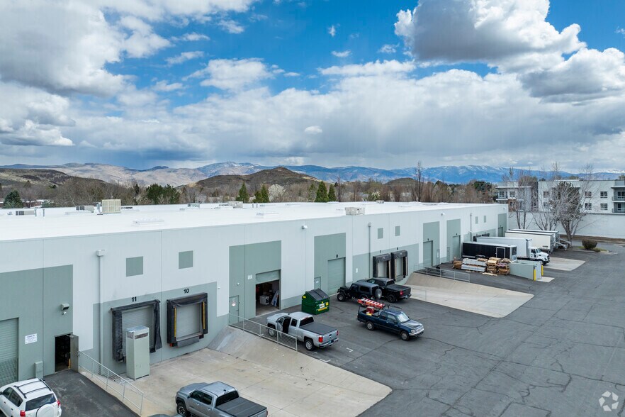 895 E Patriot Blvd, Reno, NV à louer - Photo de l’immeuble – Image 3 sur 8
