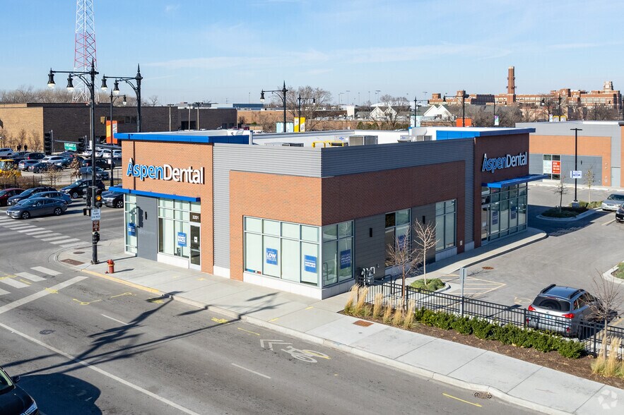 2352 W Belmont Ave, Chicago, IL à vendre - Photo principale – Image 1 sur 17