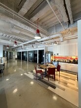 4 Hutton Centre Dr, Santa Ana, CA à louer Photo intérieure– Image 2 sur 9