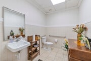 5571 N University Dr_007