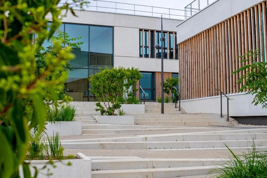 Bureau dans Rouen à louer - Photo de l’immeuble – Image 1 sur 5