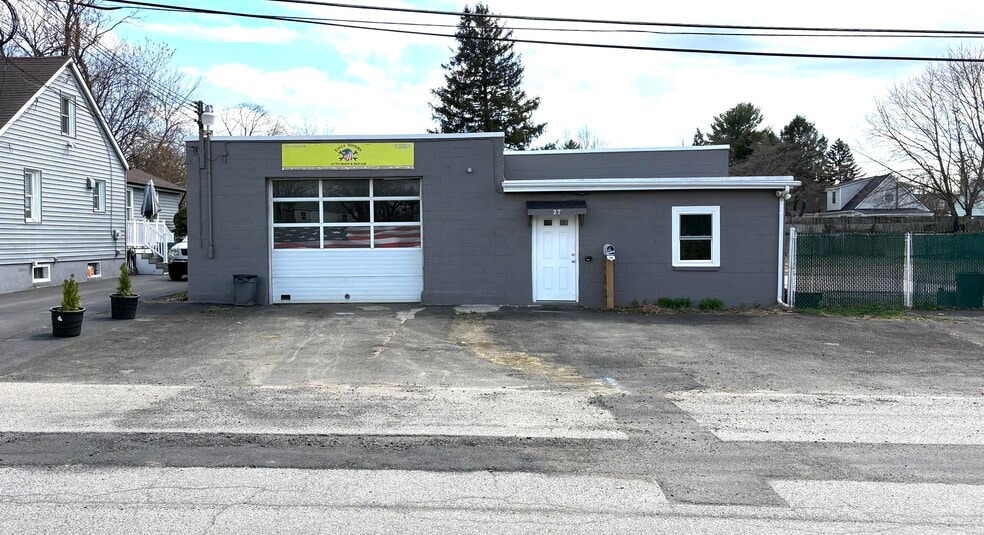 27 Brooks Ave, Morrisville, PA à vendre - Photo principale – Image 1 sur 14