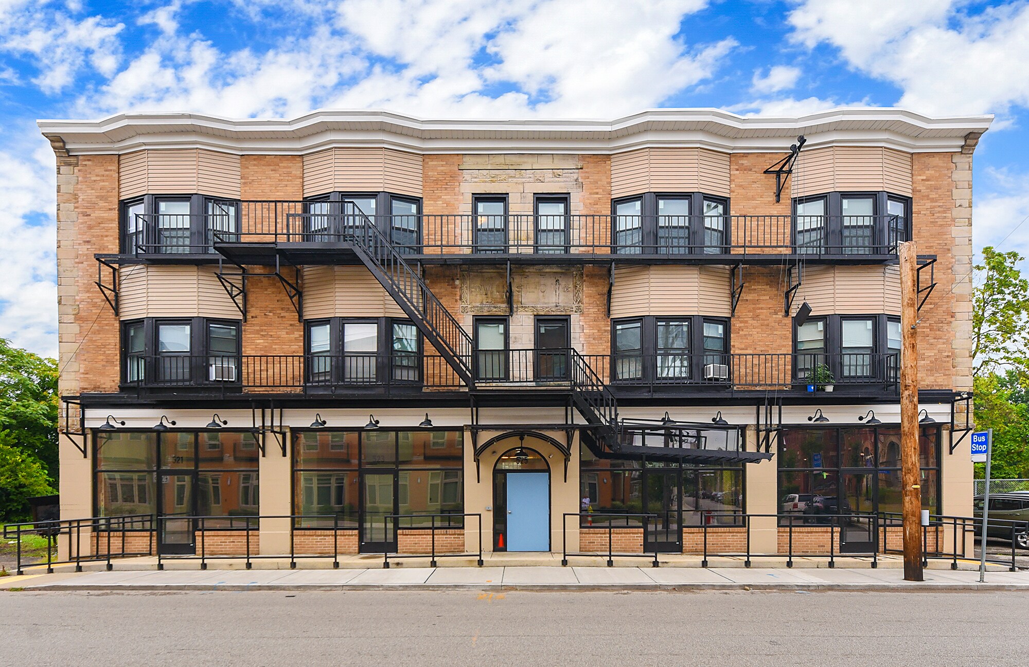 521 Larimer Ave, Pittsburgh, PA à louer Photo de l’immeuble– Image 1 sur 16