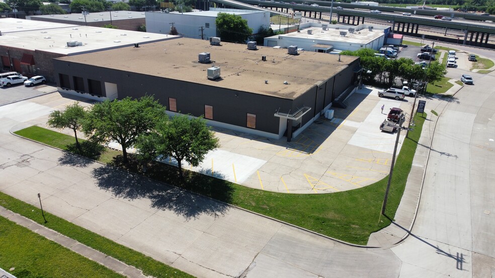 3400 Royalty Row, Irving, TX à louer - Photo de l’immeuble – Image 2 sur 14