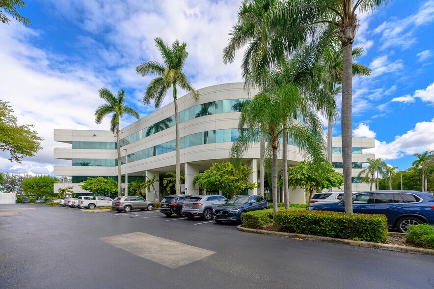 5959 Waterford District Dr, Miami, FL à louer - Photo de l’immeuble – Image 2 sur 18