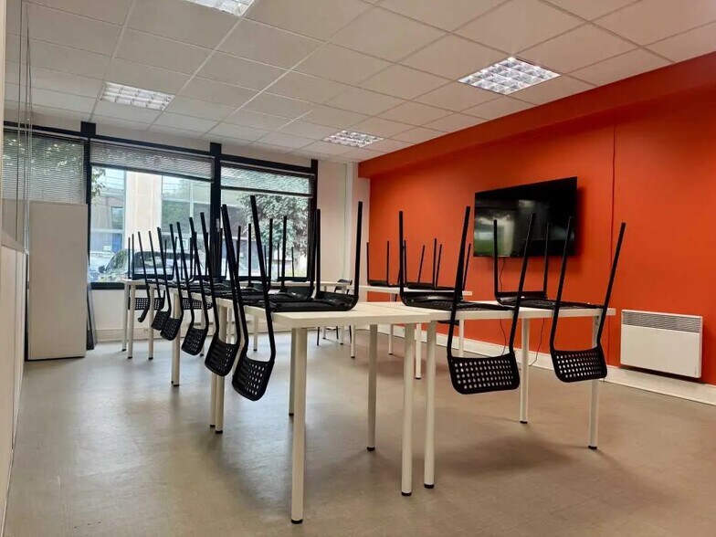 Bureau dans Bron à louer - Photo de l’immeuble – Image 2 sur 13
