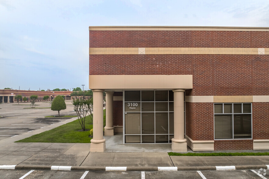 3100 Hayes Rd, Houston, TX à louer - Photo de l’immeuble – Image 3 sur 4