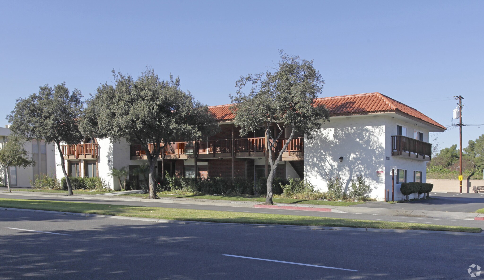 17501 Irvine Blvd, Tustin, CA à louer Photo principale– Image 1 sur 3