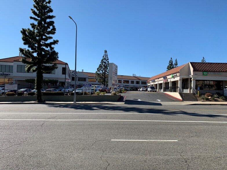 19450 Rinaldi St, Northridge, CA à louer - Photo principale – Image 1 sur 2