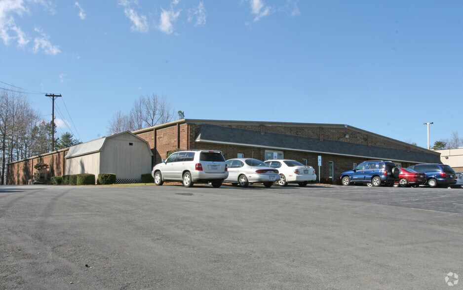 120 Landmark Dr, Greensboro, NC à vendre - Photo de l’immeuble – Image 2 sur 23