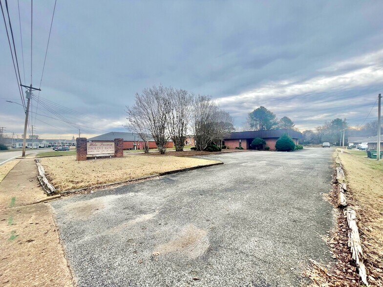 240 Carriage House Dr, Jackson, TN à louer - Photo de l’immeuble – Image 3 sur 16