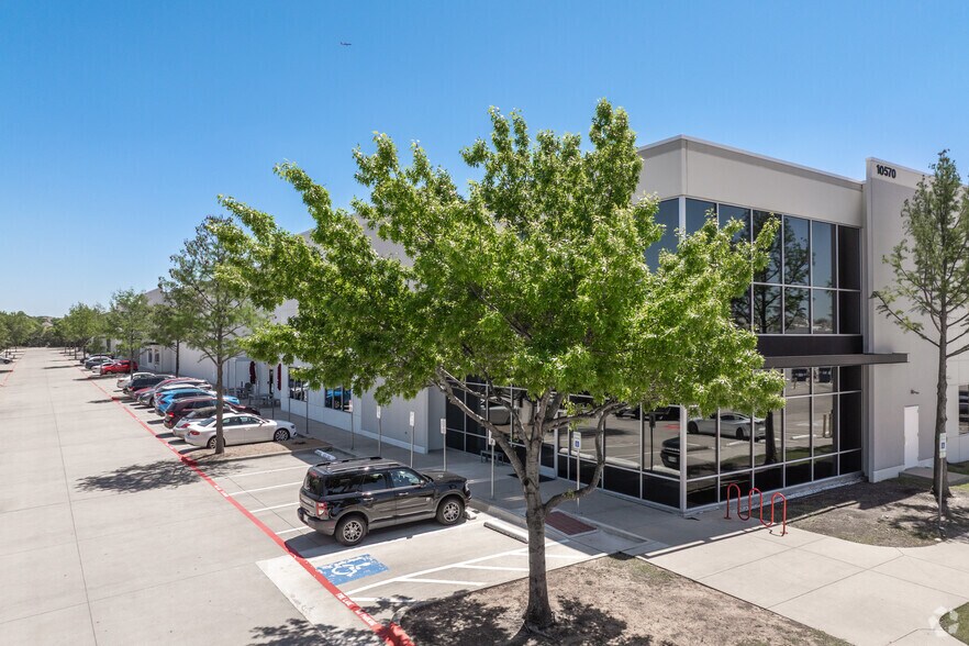 10570 John W Elliott Dr, Frisco, TX à louer - Photo principale – Image 2 sur 5